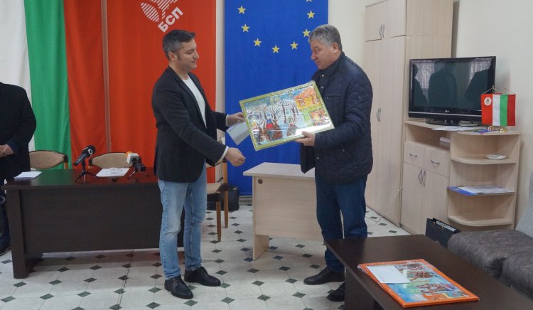 Рисунки на малчугани получиха депутати-социалисти като признателност за дарителството им за община „Тунджа“