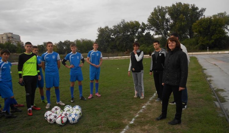 Мариета Сивкова подари 11 топки на младежкия футболен  отбор на Ямбол