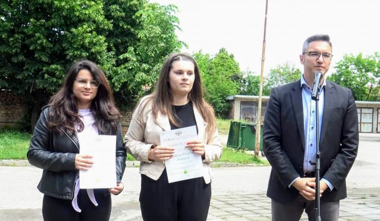 Кристиан Вигенин награди студенти със стипендии за високи постижения в образованието