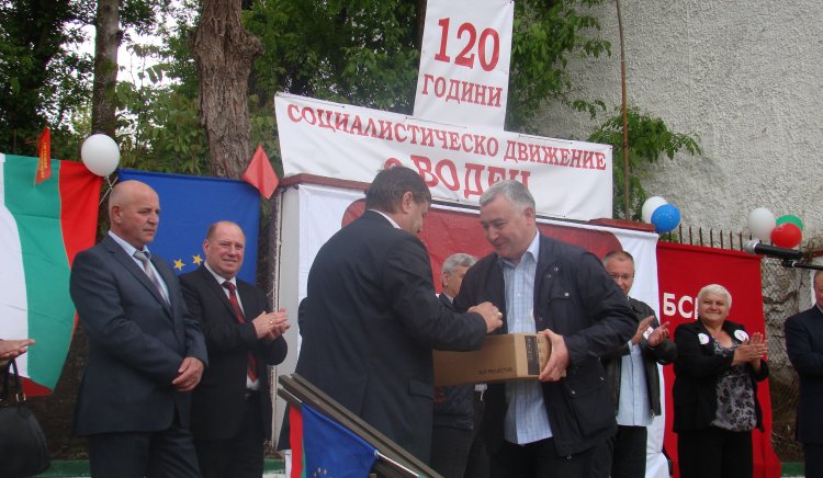 Сергей Станишев с  дар за 120-та годишнина на БСП - Воден